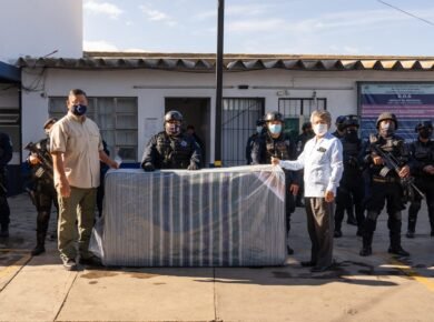 Entrega Francisco Martínez Neri 50 de 150 colchones a la policía municipal